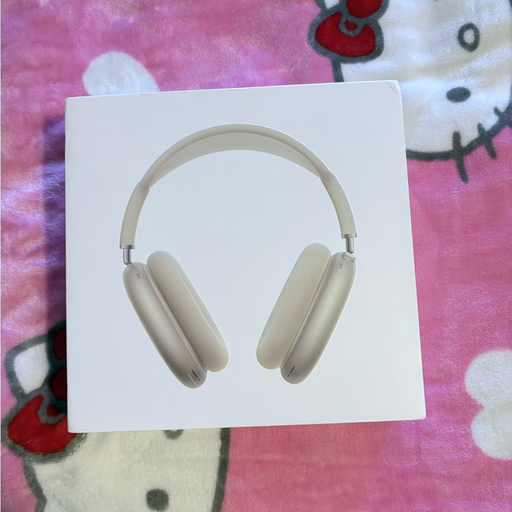 Apple AirPods Max in Starlight